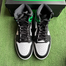 Load image into Gallery viewer, Jordan Lucky Green 1s Size 9
