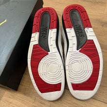 Load image into Gallery viewer, Jordan Chicago Low 2s Size 9
