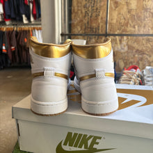 Load image into Gallery viewer, Jordan Metallic Gold 1s Size 8W/6.5M
