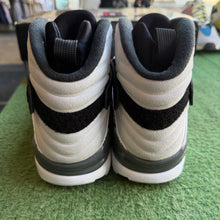 Load image into Gallery viewer, Jordan Bugs Bunny 8s Size 9.5
