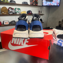 Load image into Gallery viewer, Nike Huaraches Size 8

