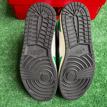 Load image into Gallery viewer, Jordan Lucky Green 1s Size 12W/10.5M
