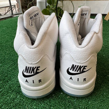 Load image into Gallery viewer, Jordan White Metallic 5s Size 11.5
