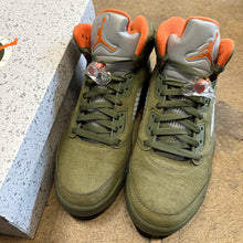 Load image into Gallery viewer, Jordan Olive 5s Size 9
