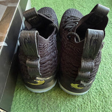 Load image into Gallery viewer, Nike LeBron Black Gold 15s Size 8
