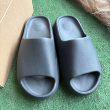 Load image into Gallery viewer, Yeezy Granite Slides Size 8
