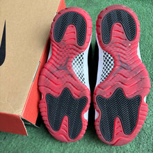 Load image into Gallery viewer, Jordan Bred 11s Size 9
