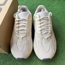 Load image into Gallery viewer, Yeezy Analog 700s Size 8
