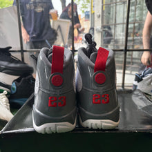 Load image into Gallery viewer, Jordan Fire Red 9s Size 11
