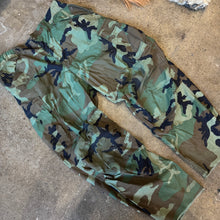Load image into Gallery viewer, Vintage Camo Pants Size 34 x 32
