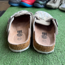 Load image into Gallery viewer, Octavious Marks Clogs Size 3/4
