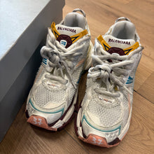 Load image into Gallery viewer, Balenciaga Runners Size 37
