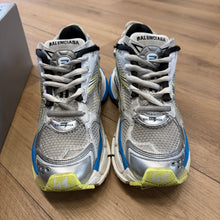 Load image into Gallery viewer, Balenciaga Runners Size 41
