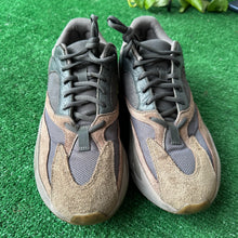 Load image into Gallery viewer, Yeezy Mauve 700s Size 10.5
