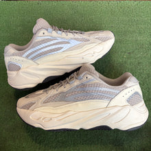 Load image into Gallery viewer, Yeezy Static 700s Size 9.5
