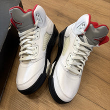 Load image into Gallery viewer, Jordan Fire Red 5s Size 9
