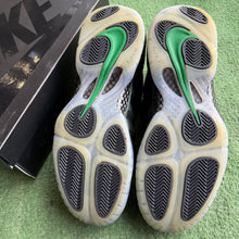 Load image into Gallery viewer, Nike Pine Green Foamposites Pros Size 11

