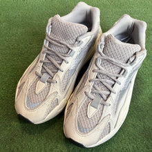 Load image into Gallery viewer, Yeezy Static 700s Size 9.5
