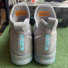 Load image into Gallery viewer, Nike LeBron MAG 14s Size 8
