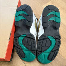 Load image into Gallery viewer, Nike Emerald Air Diamond Turfs Size 10
