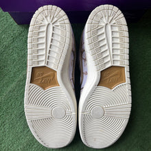 Load image into Gallery viewer, Nike City of Style SB Low Dunks Size 13

