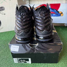 Load image into Gallery viewer, Nike LeBron Global Currency 17s Size 9
