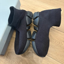 Load image into Gallery viewer, Balenciaga Speed Trainers Size 40
