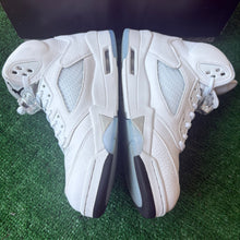 Load image into Gallery viewer, Jordan White Metallic 5s Size 9

