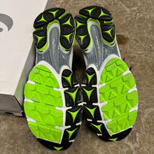 Load image into Gallery viewer, Saucony ProGrid Truimph 4s Size 9.5
