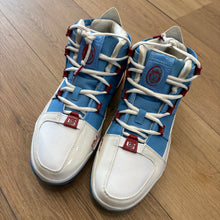 Load image into Gallery viewer, Nike Houston Oilers LeBron 3s Size 9.5
