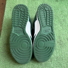 Load image into Gallery viewer, Nike Michigan State Low Dunks Size 9

