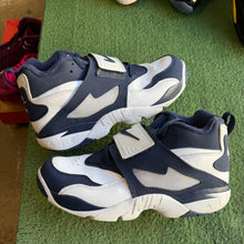 Load image into Gallery viewer, Nike Cowboys Air Diamond Turfs Size 11

