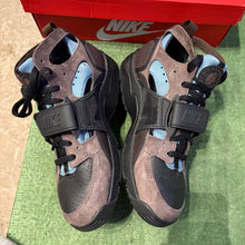 Load image into Gallery viewer, Nike Baroque Brown Air Trainer Huaraches Size 9.5
