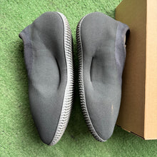 Load image into Gallery viewer, Yeezy Fade Onyx Knit Runners Size 9
