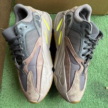 Load image into Gallery viewer, Adidas Yeezy Mauve Size 11
