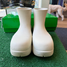 Load image into Gallery viewer, Bottega Veneta Puddle Boots Size 41
