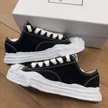 Load image into Gallery viewer, MMY OG Sole Hank Canvas Lows Size 41
