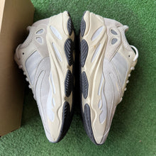 Load image into Gallery viewer, Yeezy Analog 700s Size 8
