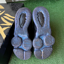 Load image into Gallery viewer, Nike LeBron Global Currency 17s Size 9

