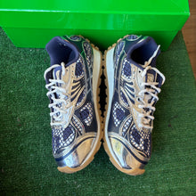 Load image into Gallery viewer, Bottega Veneta Orbits Size 43
