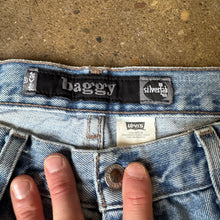 Load image into Gallery viewer, Vintage Levi’s Silver Tab Denim Size 34 x 30
