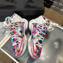 Load image into Gallery viewer, Nike LeBron Prism 12s Size 9

