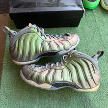 Load image into Gallery viewer, Nike Iridescent Foamposites Size 12W/10.5M
