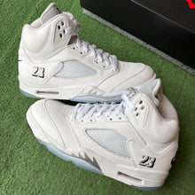 Load image into Gallery viewer, Jordan White Metallic 5s Size 8
