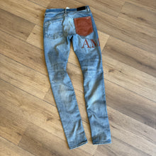 Load image into Gallery viewer, Amiri Denim Size 31
