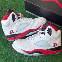 Load image into Gallery viewer, Jordan Fire Red 5s Size 8

