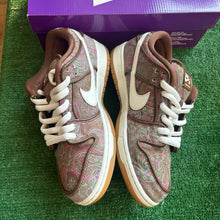 Load image into Gallery viewer, Nike Paisley Brown SB Low Dunks Size 9
