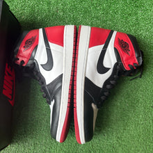 Load image into Gallery viewer, 2016 Jordan Black Toe 1s Size 10.5
