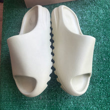 Load image into Gallery viewer, Adidas Yeezy Resin Slides Size 6
