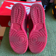 Load image into Gallery viewer, Nike 2022 Valentines Day Low Dunks Size 11W/9.5M
